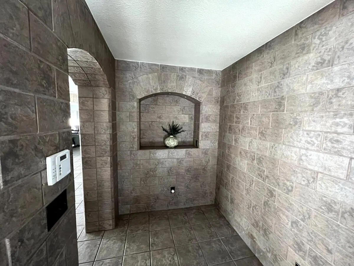 Big 4 Bedroom Property With A Pool Las Vegas Semesterbostad